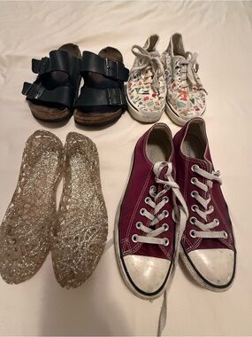 Converse Sneakers in Burgundy